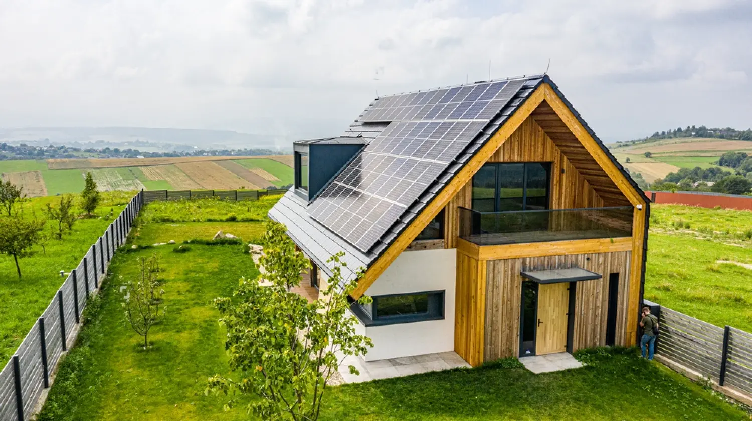 Moderne Solaranlage auf dem Dach - nachhaltige Energieerzeugung